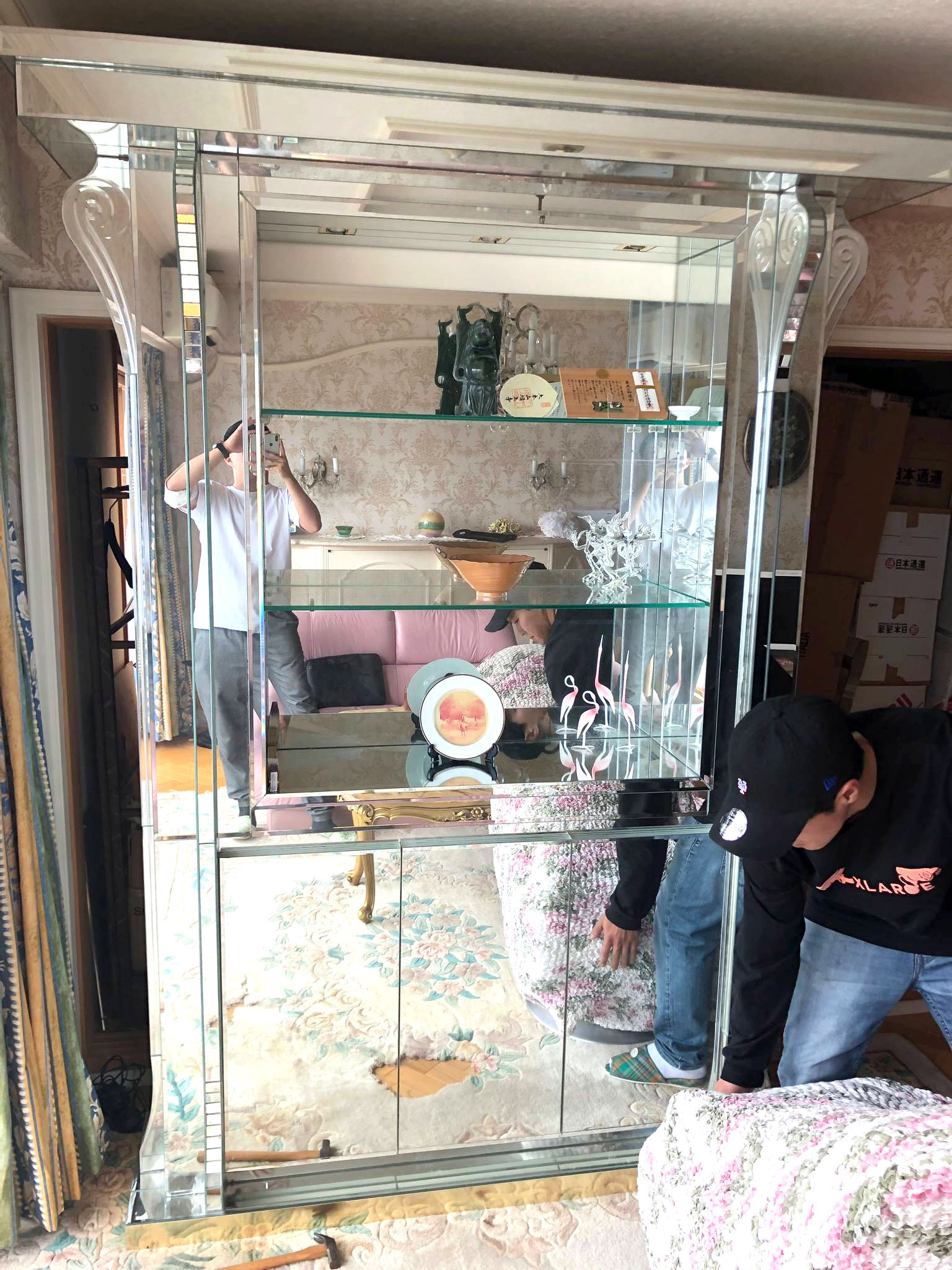 イタリア製「ガラス張りの飾り棚」