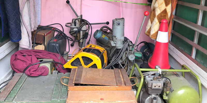 マキタ「万能木工機」など、古い電動工具の写真